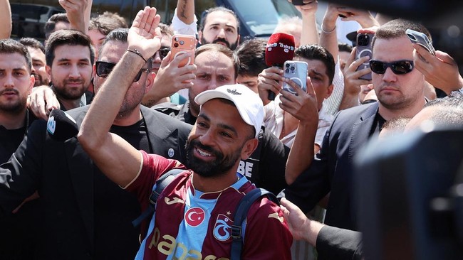 Suporter Trabzonspor Sambut Kedatangan Salah di Bandara Turki