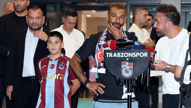 Suporter Trabzonspor Sambut Kedatangan Salah di Bandara Turki