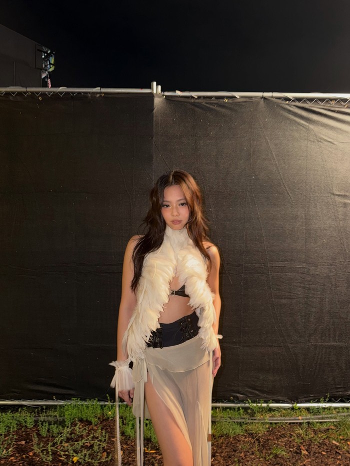 Tak hanya manjakan telinga fans dengan membawakan sederet lagu seperti &lsquo;like JENNIE&rsquo;, &lsquo;Less than a Lover&rsquo;, dan beberapa unreleased tracks, sang idol pun menyuguhkan dua look berbeda yang tentunya sama-sama effortless./ Foto: instagram.com/jennierubyjane