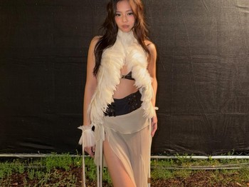 Tak hanya manjakan telinga fans dengan membawakan sederet lagu seperti &lsquo;like JENNIE&rsquo;, &lsquo;Less than a Lover&rsquo;, dan beberapa unreleased tracks, sang idol pun menyuguhkan dua look berbeda yang tentunya sama-sama effortless./ Foto: instagram.com/jennierubyjane