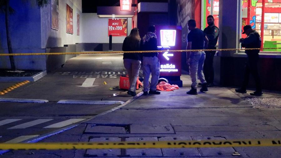 Teknisi forensik dan petugas kepolisian bekerja di tempat kejadian perkara tempat influencer media sosial asal Meksiko, Cesar Gastelum—yang dikenal lantaran video-video komedinya dan mempunyai nyaris 600.000 pengikut di TikTok—ditembak hingga tewas