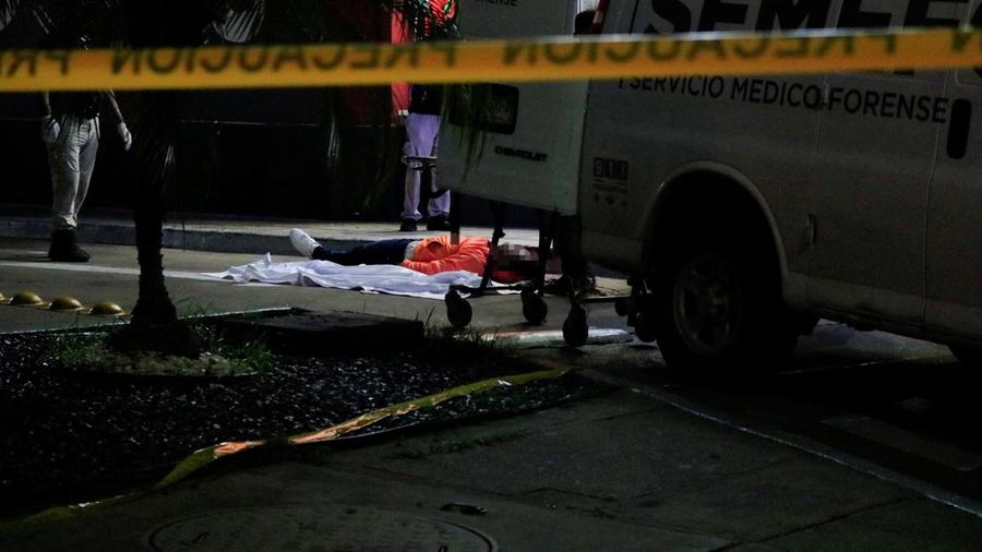 Teknisi forensik dan petugas kepolisian bekerja di tempat kejadian perkara tempat influencer media sosial asal Meksiko, Cesar Gastelum—yang dikenal lantaran video-video komedinya dan mempunyai nyaris 600.000 pengikut di TikTok—ditembak hingga tewas saat sedang melakukan siaran langsung berbareng teman-temannya di luar sebuah restoran sigap saji di Culiacan, negara bagian Sinaloa, Meksiko, pada 4 Agustus 2026.