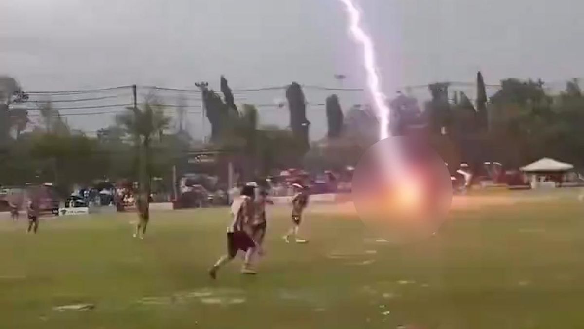 Detik-detik Horor Pemain Bola di Thailand Tewas Tersambar Petir