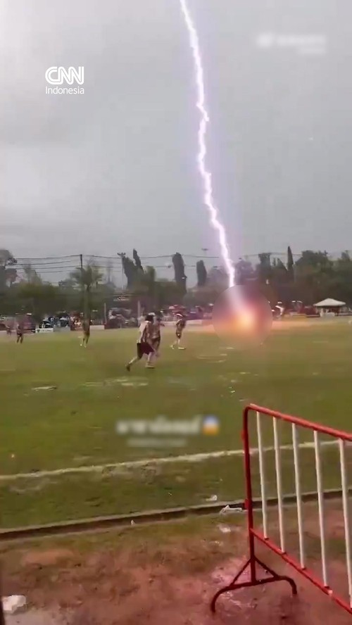 Satu pemain Thailand tewas disambar petir di pertandingan Golok FA Cup 2026 di Stadion Stiphap, Narathiwat pada Selasa (4/8).