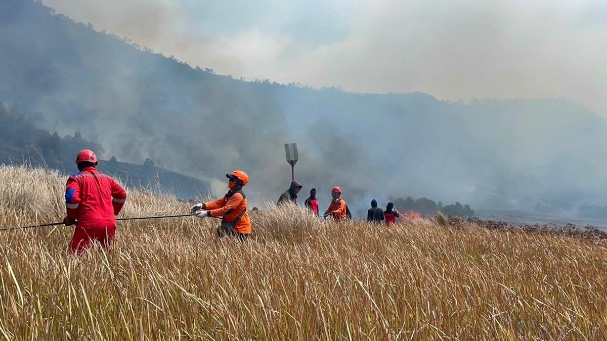 Sudah 6 Hari Api di Bromo Belum Padam, TNI AL Turun Tangan