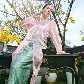 BeauPicks: 6 Rekomendasi Kebaya Panjang dan Rok untuk Gaya Hijab yang Elegan