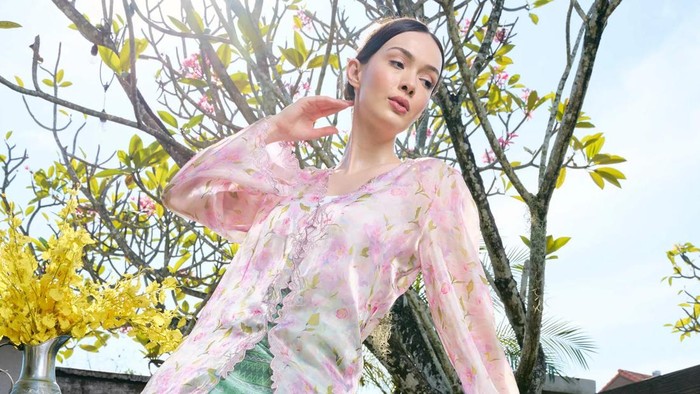 BeauPicks: 6 Rekomendasi Kebaya Panjang dan Rok untuk Gaya Hijab yang Elegan