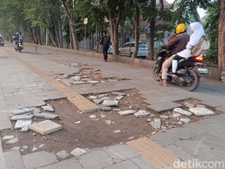 Wajah Bopeng Trotoar Sentul gara-gara Diterabas Pemotor