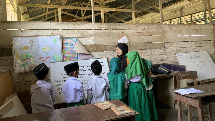 Sambut HUT RI, UNIQLO Hadirkan Program 'Satu untuk Seribu' untuk Dukung Guru Honorer Indonesia