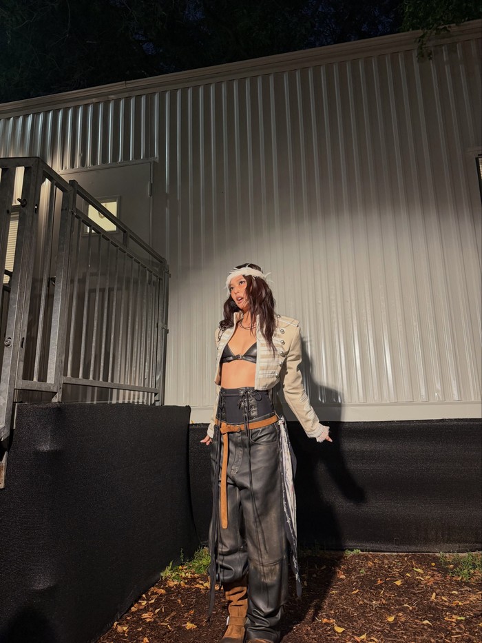 Ya, digelar selama empat hari berturut-turut, artis Korea yang kini genap berusia 30 tahun itu mendapat kehormatan untuk tampil sebagai headliner hari ketiga Lollapalooza 2026 selain Olivia Dean./ Foto: instagram.com/jennierubyjane