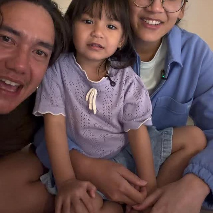<p>Nae tumbuh menjadi anak yang aktif dan menggemaskan. Belakangan, Nae sedang suka bernyanyi ditemanin Ayah dan Bundanya. Bakat bernyanyi Nae ini tampaknya diturunkan dang sang Bunda yang belakangan terjun ke dunia tarik suara. (Foto: Instagram @adipati)</p>