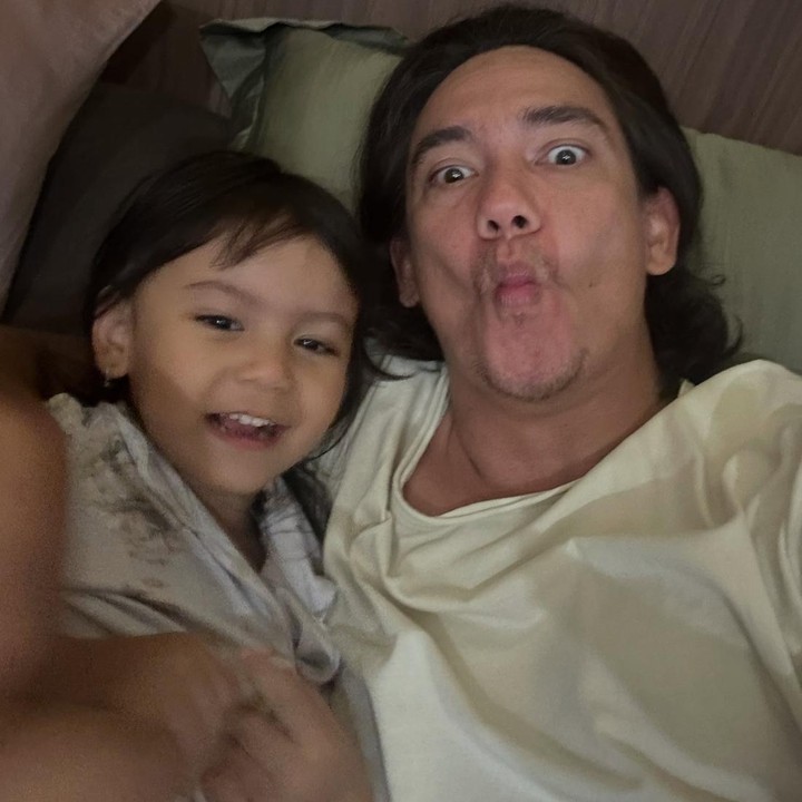 <p>Melalui unggahan di Instagram, Adipati sering membagikan potret kebersamannya dengan Nae. Baru-baru ini, sang aktor mem-<em>posting</em> video saat menemani putrinya bernyanyi. "Nyanyi nya di <em>looping</em> @naekoes," tulis Adipati. (Foto: Instagram @adipati)</p>