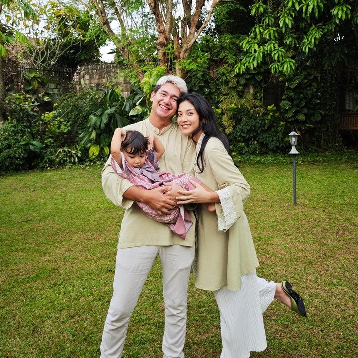 <p>Aktor Adipati Dolken memiliki seorang putri bernama Naeswari Isthika Dyah Koesmadji, dari pernikahannya dengan Canti Tachril. Sang putri yang akrab disapa Nae ini lahir pada 8 Desember 2022, Bunda. Tahun ini, Nae akan berulang tahun ke-4. (Foto: Instagram @adipati)</p>