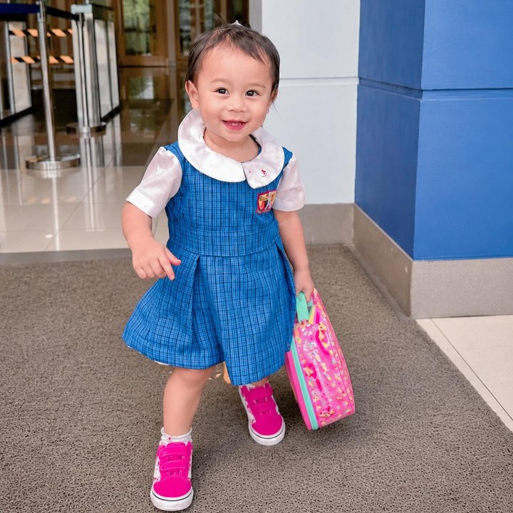 <p>Baru-baru ini, Lesti membagikan potret Leshia yang hendak pergi ke sekolah. Leshia tampak menggemaskan saat mengenakan seragam sekolah berwarna biru muda dan putih. Di potret ini, Leshia tersenyum bahagia sambil menenteng tas merah muda yang warnanya senada dengan sepatu. (Foto: Instagram @lestikejora)</p>