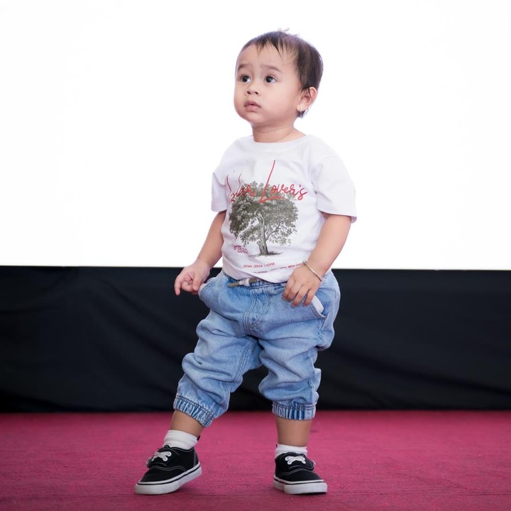 <p>Banyak netizen meninggalkan komentar positif dalam unggahan foto Leshia. Beberapa di antaranya mengaku gemas melihat anak kedua Lesti ini. "<em>Masya Allah</em> gemesnyaaa.... Udah cekulah nih anak cantik," tulis akun @lu***. "<em>Masya Allah</em> cantik nya teteh leshia," ungkap @hu***. "<em>Maa syaa Allah</em> Teteh Leshia cantik imut," ujar @na***. (Foto: Instagram @lestikejora)</p>