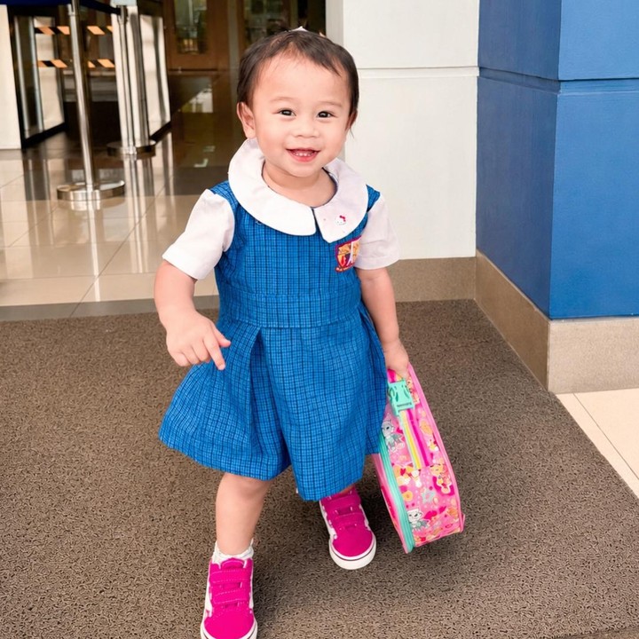 <p>Lesti tampaknya ikut bahagia saat menyaksikkan putrinya sudah mulai bersekolah. Tapi, Lesti belum mengungkap di mana sang putri bersekolah. "Ada yang udah cekulah nih. Btw ada yang tau teteh cekulah dimana <em>uncle/onty?</em>" tulisnya di Instagram. (Foto: Instagram @lestikejora)</p>