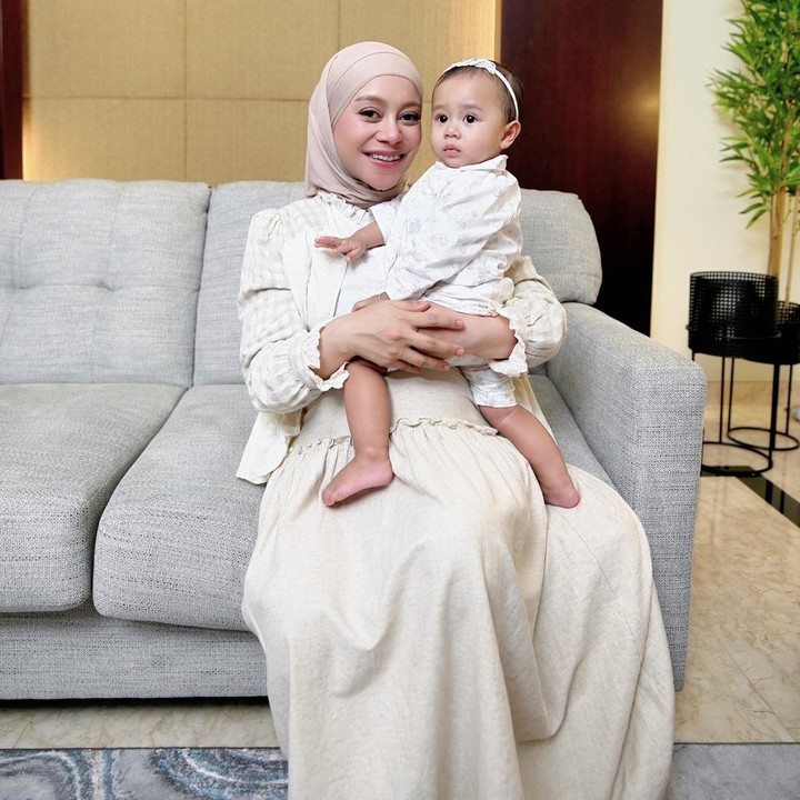 <p>Anak kedua penyanyi dangdut Lesti Kejora, Leshia Tivana Billar, belum genap berusia dua tahun. Di usia Leshia yang masih kecil, Lesti dan suaminya Rizky Billar, memutuskan untuk mendaftarkan sang putri ke sekolah. (Foto: Instagram @lestikejora)</p>