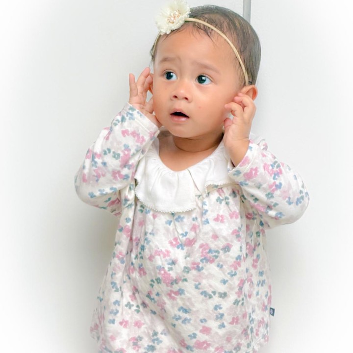 <p>Leshia adalah anak kedua Lesti dan Rizky Billar yang ekspresif. Di akun Instagram, pasangan ini sering membagikan potret Leshia yang kini sudah menjadi seorang kakak. Lesti dan Rizky Billar bahkan membuat akun Instagram khusus untuk putrinya ini. (Foto: Instagram @lestikejora)</p>