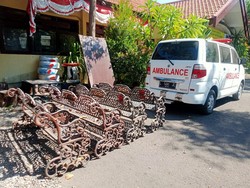 Beraksi Pakai Ambulans, Pencuri Kursi Besi Pemkot Surabaya Ditangkap!