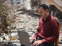 Potret Warga Gaza Bekerja dari Tenda Pengungsian