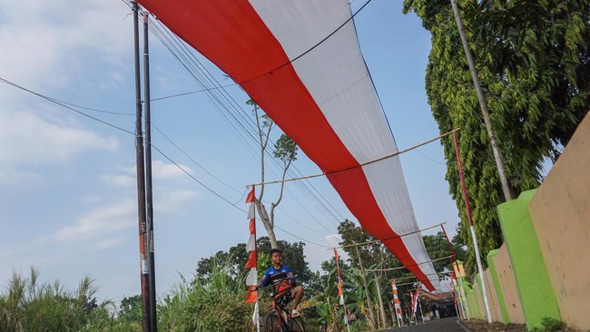 Bendera Merah Putih Raksasa Mulai Berkibar Sambut HUT ke-81 Kemerdekaan RI