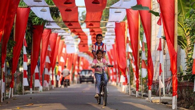 Bendera Merah Putih Raksasa Mulai Berkibar Sambut HUT ke-81 Kemerdekaan RI