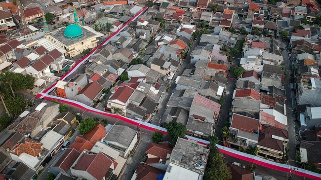 Bendera Merah Putih Raksasa Mulai Berkibar Sambut HUT ke-81 Kemerdekaan RI
