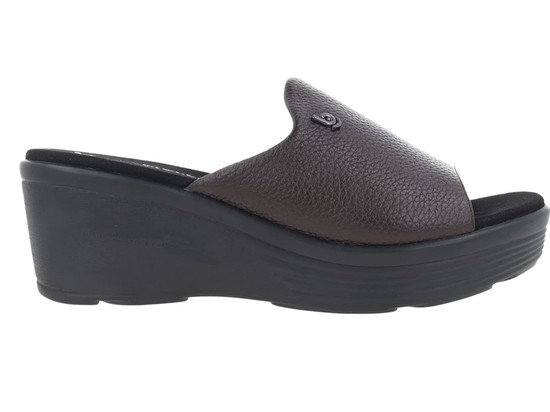 Sandal Wedges Kulit Asli Bikin Kaki Nggak Pegal, Ini Rahasianya