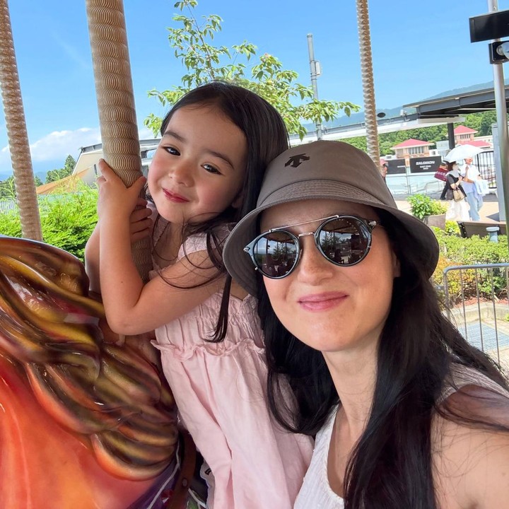 <p>Anak semata waayang Julie Estelle, Brielle L&eacute;&iuml;a Tjiptobiantoro, baru saja berulang tahun ke-3. Brielle yang lahir pada 20 Juli 2023 ini, tumbuh menjadi anak yang menggemaskan dan memiliki paras cantik mirip boneka. (Foto: Instagram @julstelle)</p>