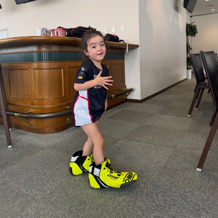 <p>Di waktu luangnya, Julie sering membagikan momen <em>quality time</em> bersama putrinya Brielle. Ibu dan anak ini tampaknya sering menghabiskan waktu dengan jalan-jalan bersama, seperti mengunjungi tempat wisata anak. (Foto: Instagram @julstelle)</p>