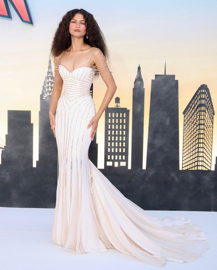 Di premiere London, Zendaya tampil anggun dengan gaun off-white Tamara Ralph Fall/Winter 2026. Detail payet perak dan anting Mouawad memberi sentuhan glamor yang elegan sekaligus mewah/Foto: instagram.com/zendaaaluvvv