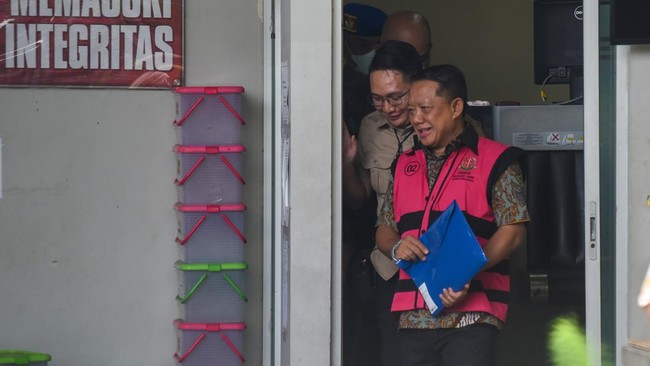 Tersangka yang merupakan mantan Jaksa Agung Muda Tindak Pidana Khusus (Jampidsus) Febrie Adriansyah (kanan).