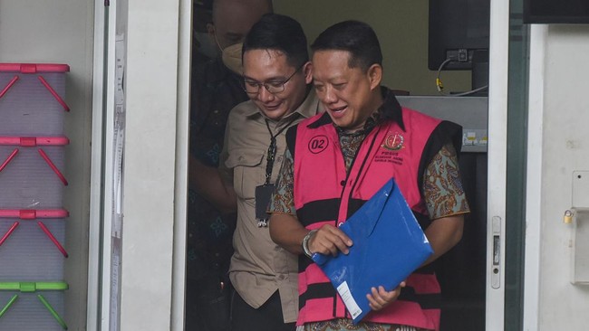 Tersangka yang merupakan mantan Jaksa Agung Muda Tindak Pidana Khusus (Jampidsus) Febrie Adriansyah (kanan) berjalan menuju mobil tahanan di Rutan Cabang KPK, Jakarta, Jumat (7/8/2026). Febri Adriansyah menjalani pemeriksaan perdana di Kejaksaan Agun