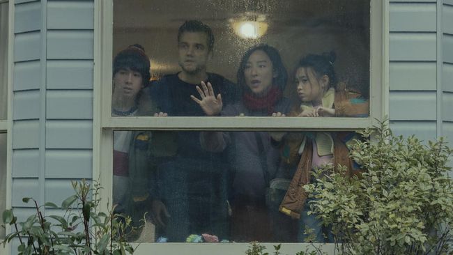 The Last House. (L-R) Noah Alexander Sosnowski as Graham, Wagner Moura as Jason, Greta Lee as Ann, Riley Chung as Ruth in The Last House. Cr. Chris Baker/Netflix © 2026