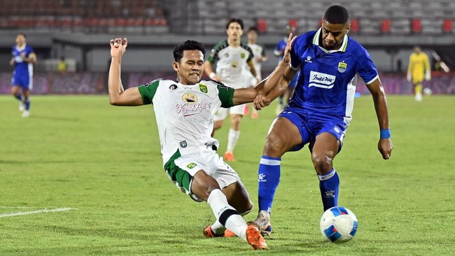 Pesepak bola Persib Bandung Uilliam Barros Pereira (kanan) berebut bola dengan pesepak bola Persebaya Surabaya Arief Catur Pamungkas (kiri) pada final Piala Presiden 2026 di Stadion Kapten I Wayan Dipta, Gianyar, Bali, Kamis (6/8/2026). ANTARA FOTO/N