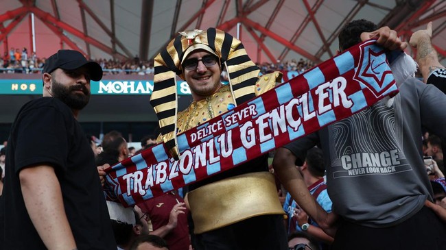 Gemuruh Suporter Trabzonspor Sambut Mohamed Salah