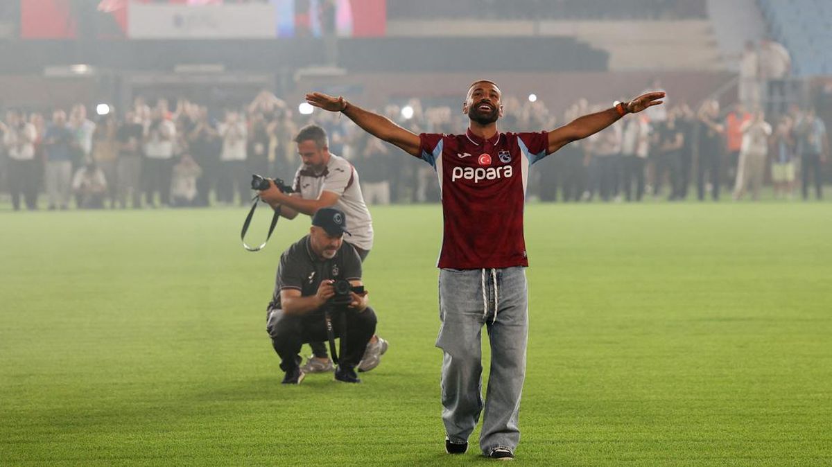 FOTO: Suporter Bergemuruh Sambut Mohamed Salah di Markas Trabzonspor