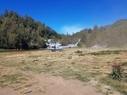 2 Heli Water Bombing Padamkan Kebakaran Bromo Mendarat di Ranupani