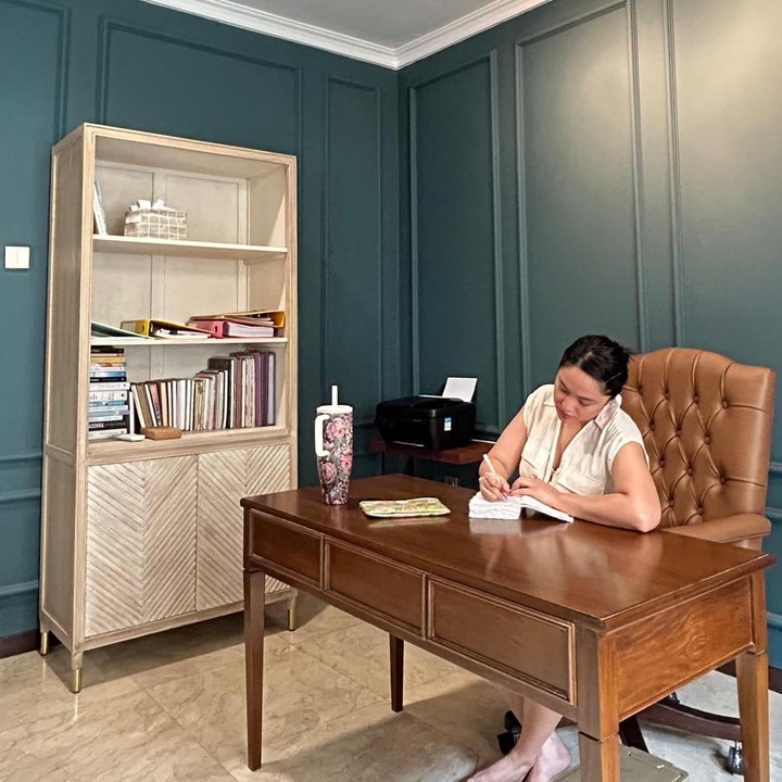 <p>Tak hanya kehidupan pribadinya, hunian para artis Tanah Air juga kerap mencuri perhatian publik. Belum lama ini, Marshanda menjadi sorotan usai memperlihatkan sudut <em>home office</em>-nya, Bunda. (Foto: Instagram @marshanda99)</p>