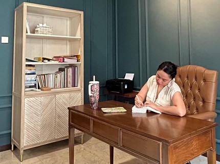 5 Potret Home Office Marshanda, Klasik dan Didominasi Warna Hijau
