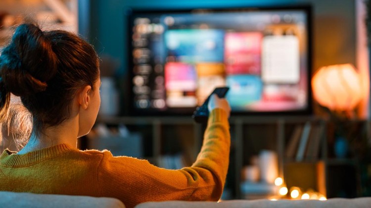Ilustrasi Perempuann Menonton TV