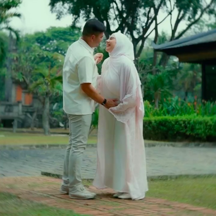 <p>Irish Bella mengaku masih tak menyangka dirinya bisa hamil setelah hampir dua tahun menikah dengan Haldy Sabri. "Masih rasanya nggak nyangka bisa sampai di titik ini. Setelah melalui perjalanan yang penuh doa dan harapan, akhirnya kami siap berbagi kabar bahagia ini," ungkapnya. (Foto: Instagram @_irishbella_)</p>
