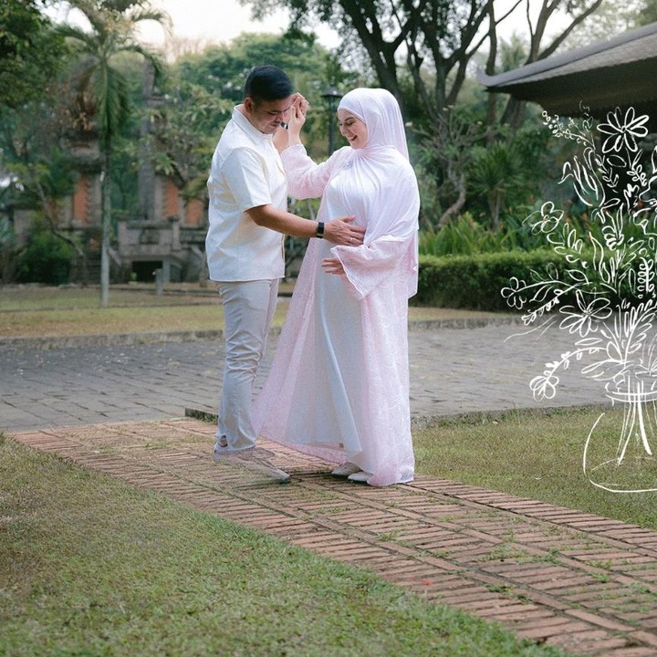 <p>Dalam postingannya, Irish Bella mengunggah video momen romantis dengan sang suami. Keduanya tampil serasi mengenakan pakaian bernuansa warna putih. Irish sendiri sudah mulai memamerkan <em>baby bump</em> kehamilannya. (Foto: Instagram @_irishbella_)</p>