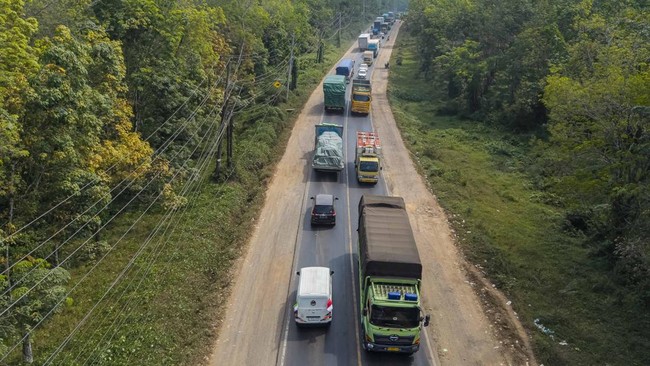 Sejumlah kendaraan terjebak kemacetan di Jalan Lintas Timur (Jalintim) Palembang-Jambi di Air Batu, Kecamatan Talang Kelapa, Kabupaten Banyuasin, Sumatera Selatan, Jumat (7/8/2026). Kemacetan yang terjadi di Jalan Lintas Timur (Jalintim) Palembang-Ja