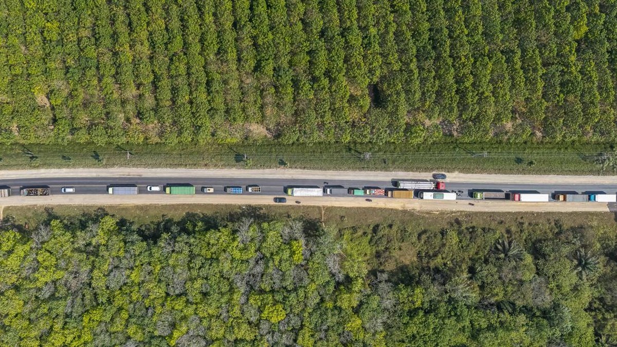 Sejumlah kendaraan terjebak kemacetan di Jalan Lintas Timur (Jalintim) Palembang-Jambi di Air Batu, Kecamatan Talang Kelapa, Kabupaten Banyuasin, Sumatera Selatan, Jumat (7/8/2026). Kemacetan yang terjadi di Jalan Lintas Timur (Jalintim) Palembang-Ja