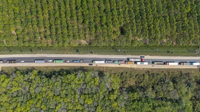 Sejumlah kendaraan terjebak kemacetan di Jalan Lintas Timur (Jalintim) Palembang-Jambi di Air Batu, Kecamatan Talang Kelapa, Kabupaten Banyuasin, Sumatera Selatan, Jumat (7/8/2026). Kemacetan yang terjadi di Jalan Lintas Timur (Jalintim) Palembang-Ja