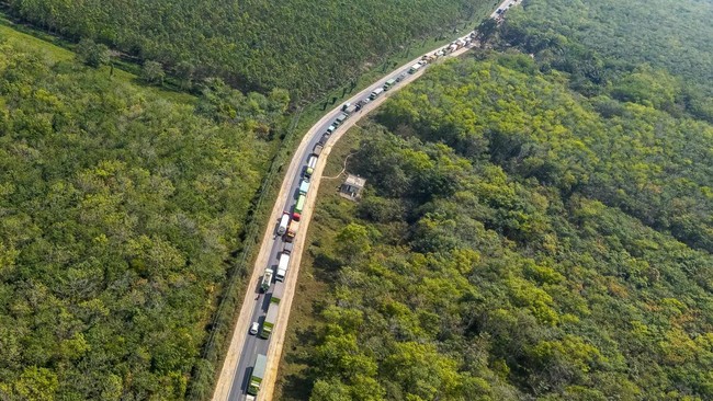 Sejumlah kendaraan terjebak kemacetan di Jalan Lintas Timur (Jalintim) Palembang-Jambi di Air Batu, Kecamatan Talang Kelapa, Kabupaten Banyuasin, Sumatera Selatan, Jumat (7/8/2026). Kemacetan yang terjadi di Jalan Lintas Timur (Jalintim) Palembang-Ja