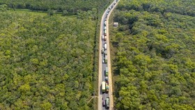Sejumlah kendaraan terjebak kemacetan di Jalan Lintas Timur (Jalintim) Palembang-Jambi di Air Batu, Kecamatan Talang Kelapa, Kabupaten Banyuasin, Sumatera Selatan, Jumat (7/8).