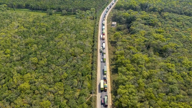 Sejumlah kendaraan terjebak kemacetan di Jalan Lintas Timur (Jalintim) Palembang-Jambi di Air Batu, Kecamatan Talang Kelapa, Kabupaten Banyuasin, Sumatera Selatan, Jumat (7/8/2026). Kemacetan yang terjadi di Jalan Lintas Timur (Jalintim) Palembang-Ja