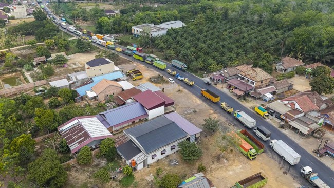 Sejumlah kendaraan terjebak kemacetan di Jalan Lintas Timur (Jalintim) Palembang-Jambi di Air Batu, Kecamatan Talang Kelapa, Kabupaten Banyuasin, Sumatera Selatan, Jumat (7/8/2026). Kemacetan yang terjadi di Jalan Lintas Timur (Jalintim) Palembang-Ja